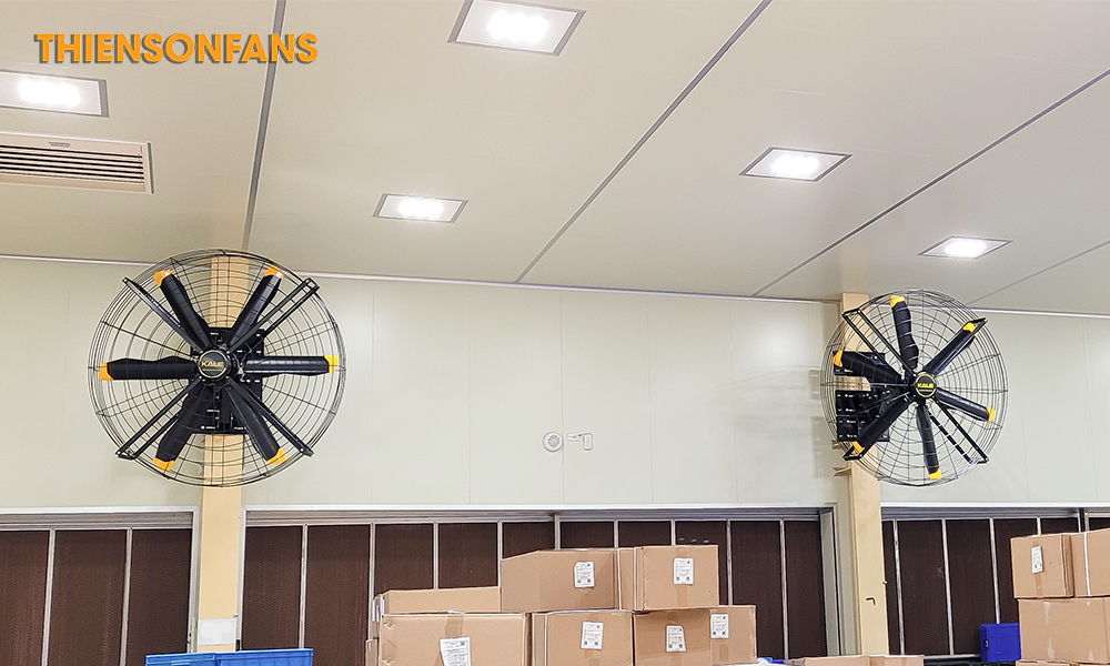 Hình ảnh quạt công nghiệp treo tường trong kho